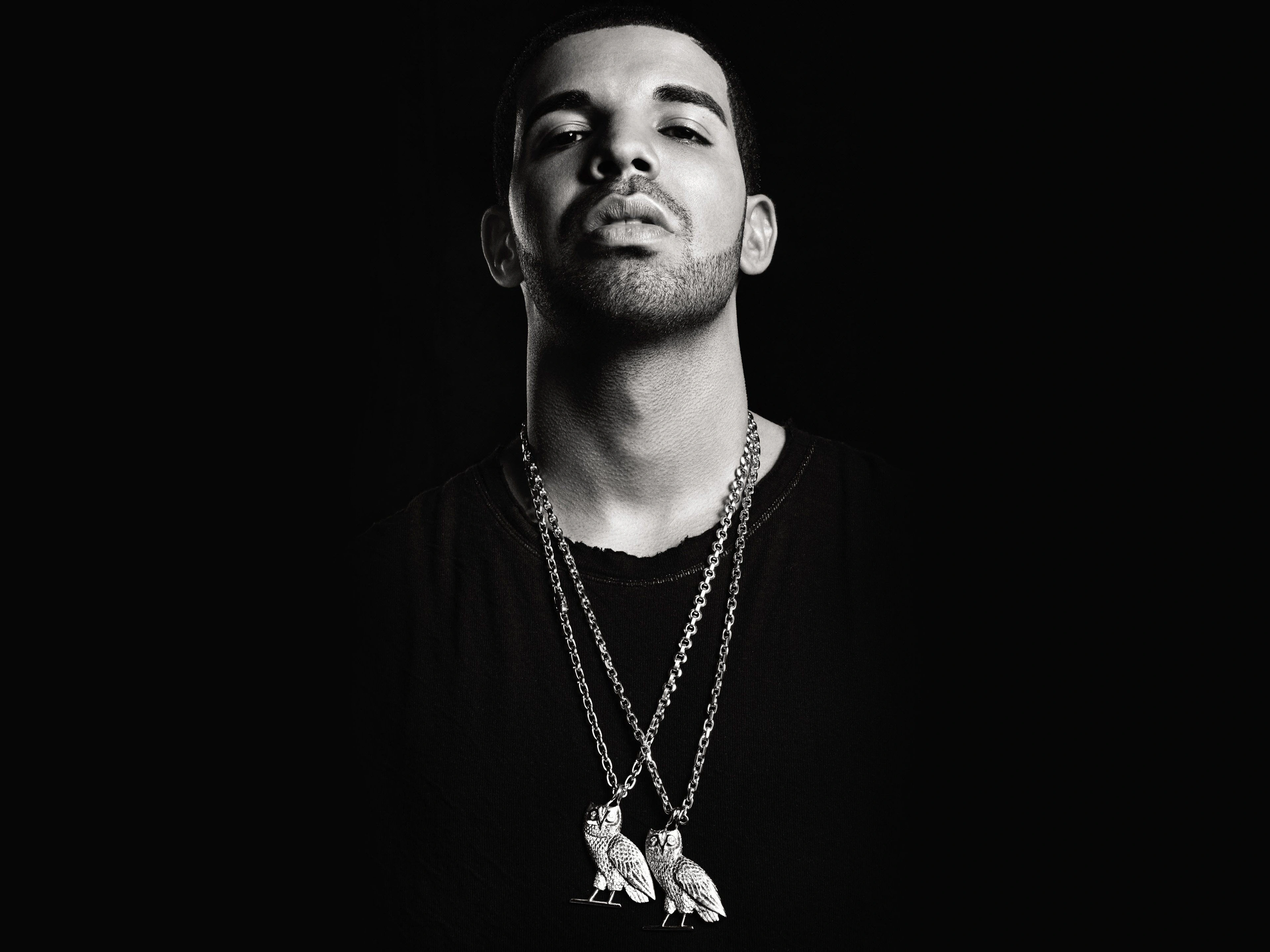 Drake — Темная элегантность, воплощённая в силуэте - 1