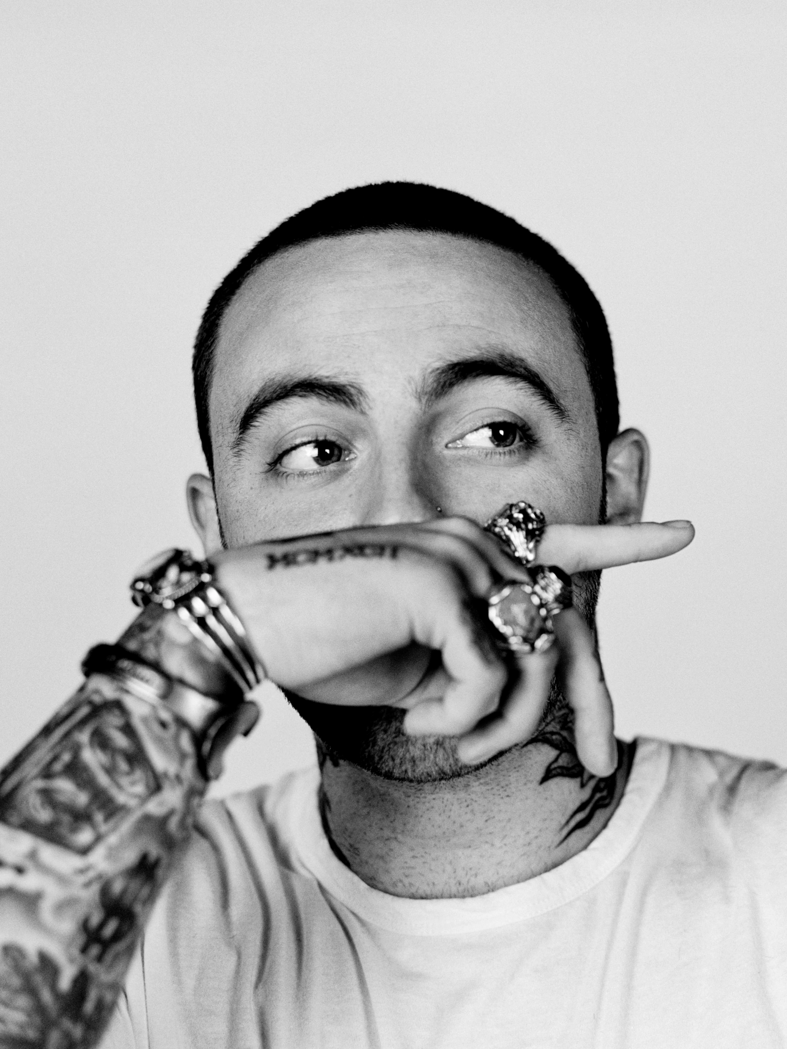 Mac Miller — Чёрно-белый портрет с лёгкой задумчивостью - 1