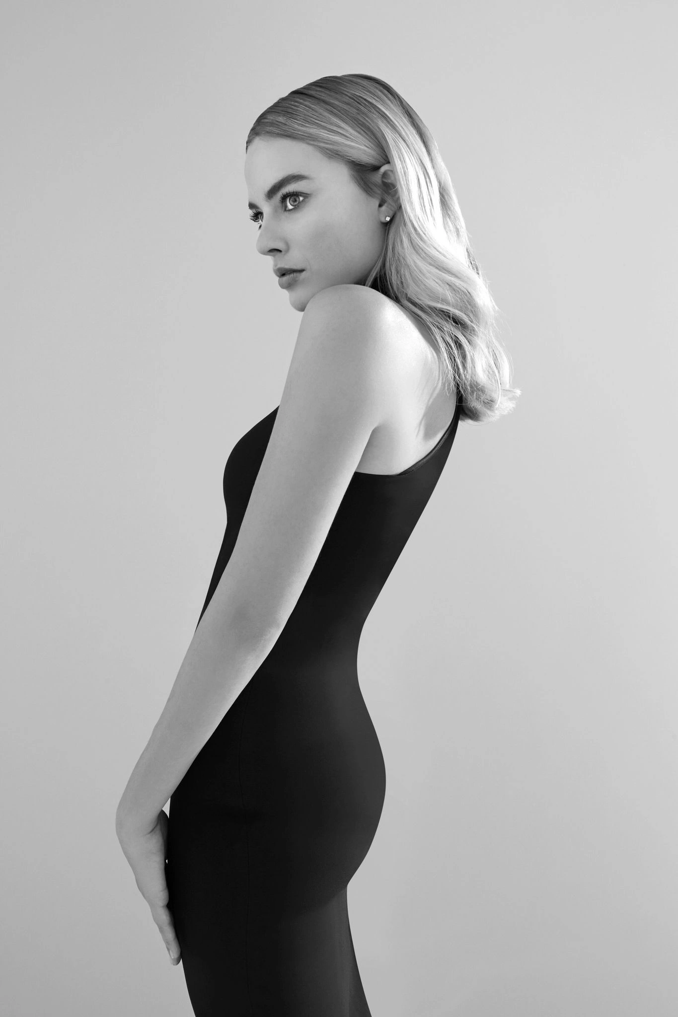 Марго Робби в монохроме - 1