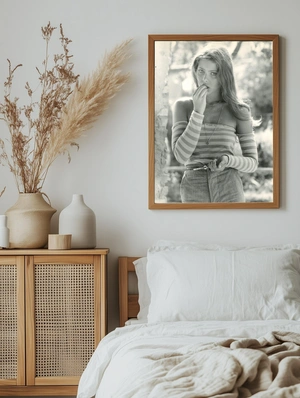 Орнелла Мути в полосатой кофте - 5