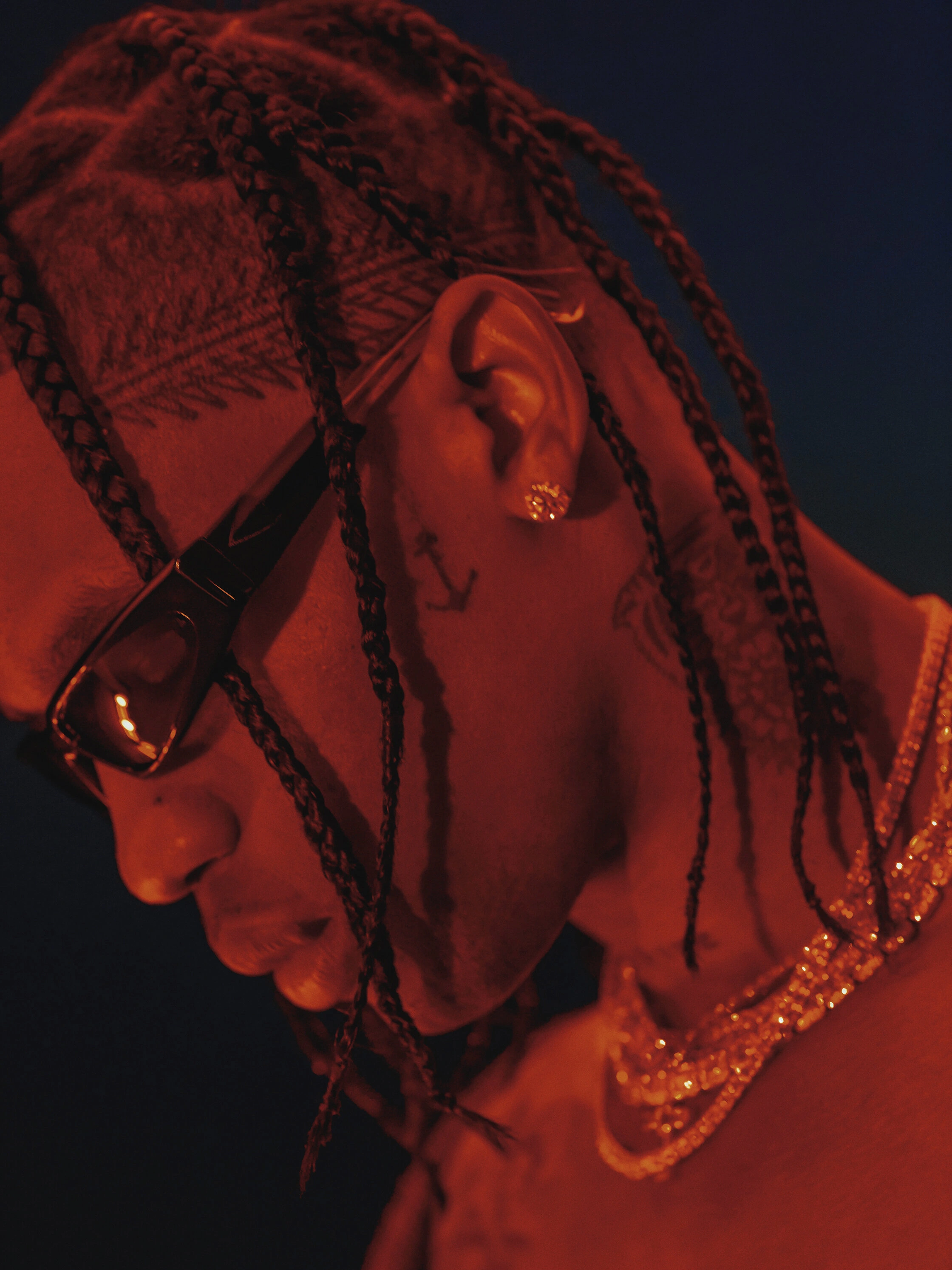 Travis Scott в красном освещении - 1