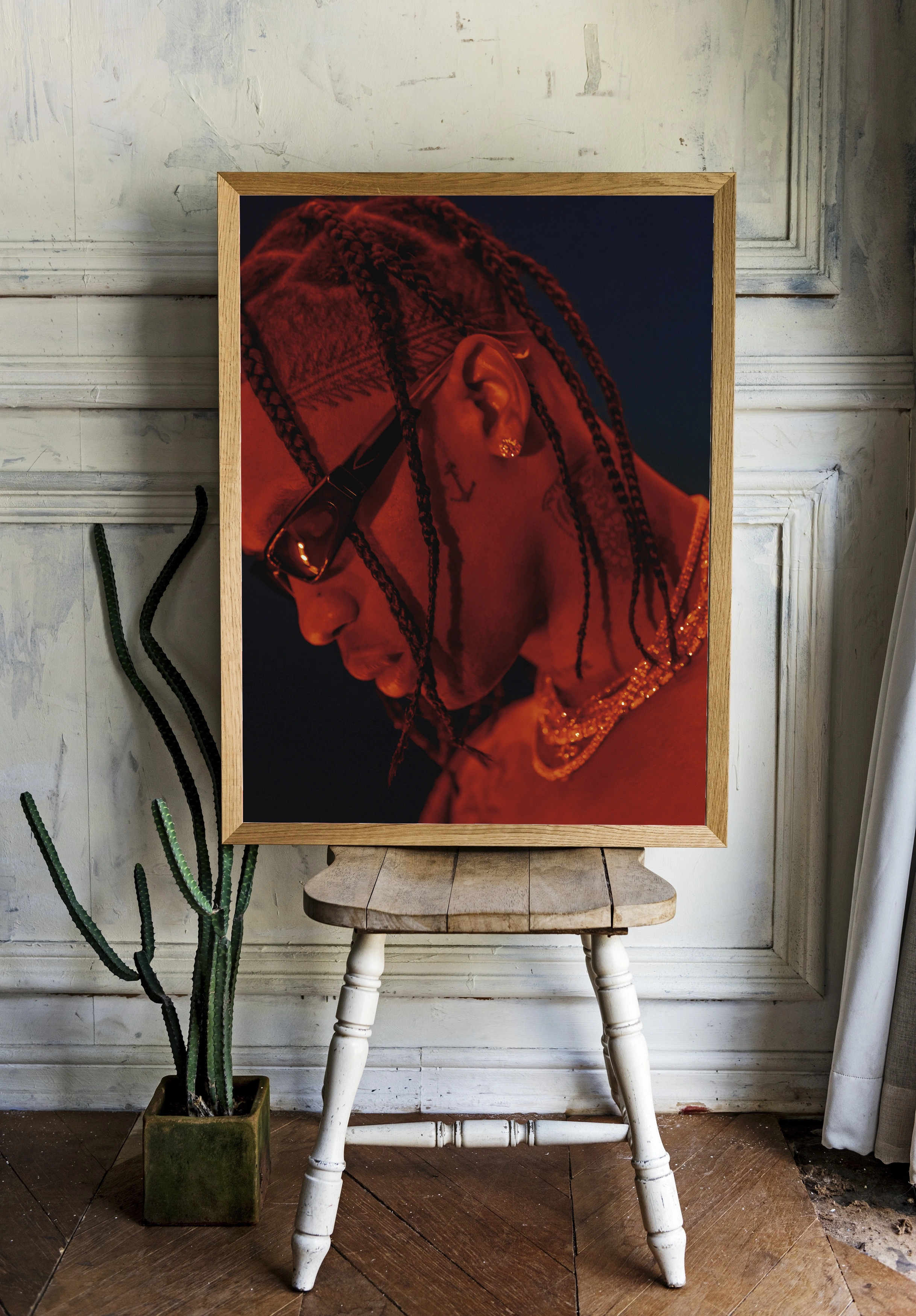 Travis Scott в красном освещении - 2