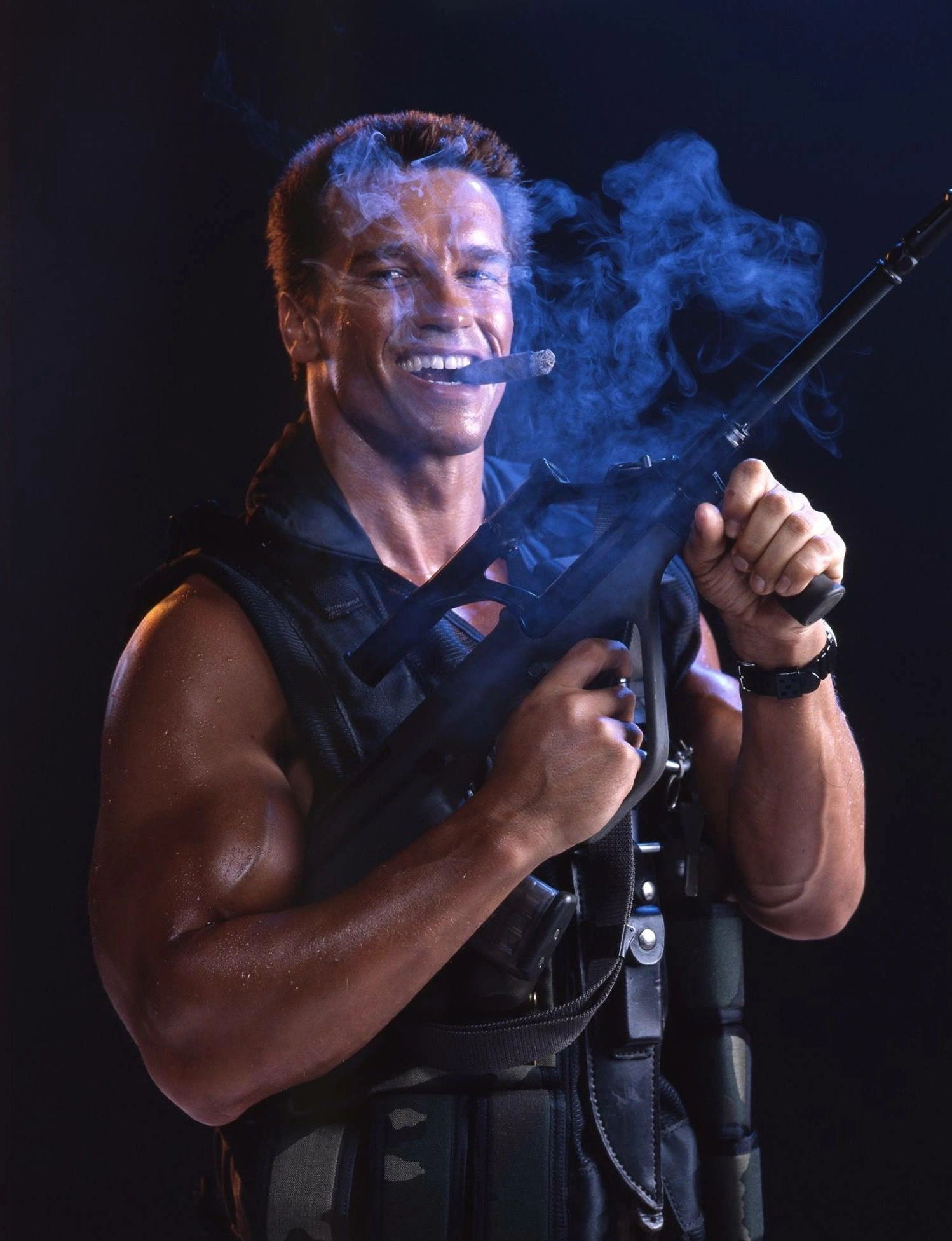 Арнольд Шварценеггер с сигарой и оружием - 1