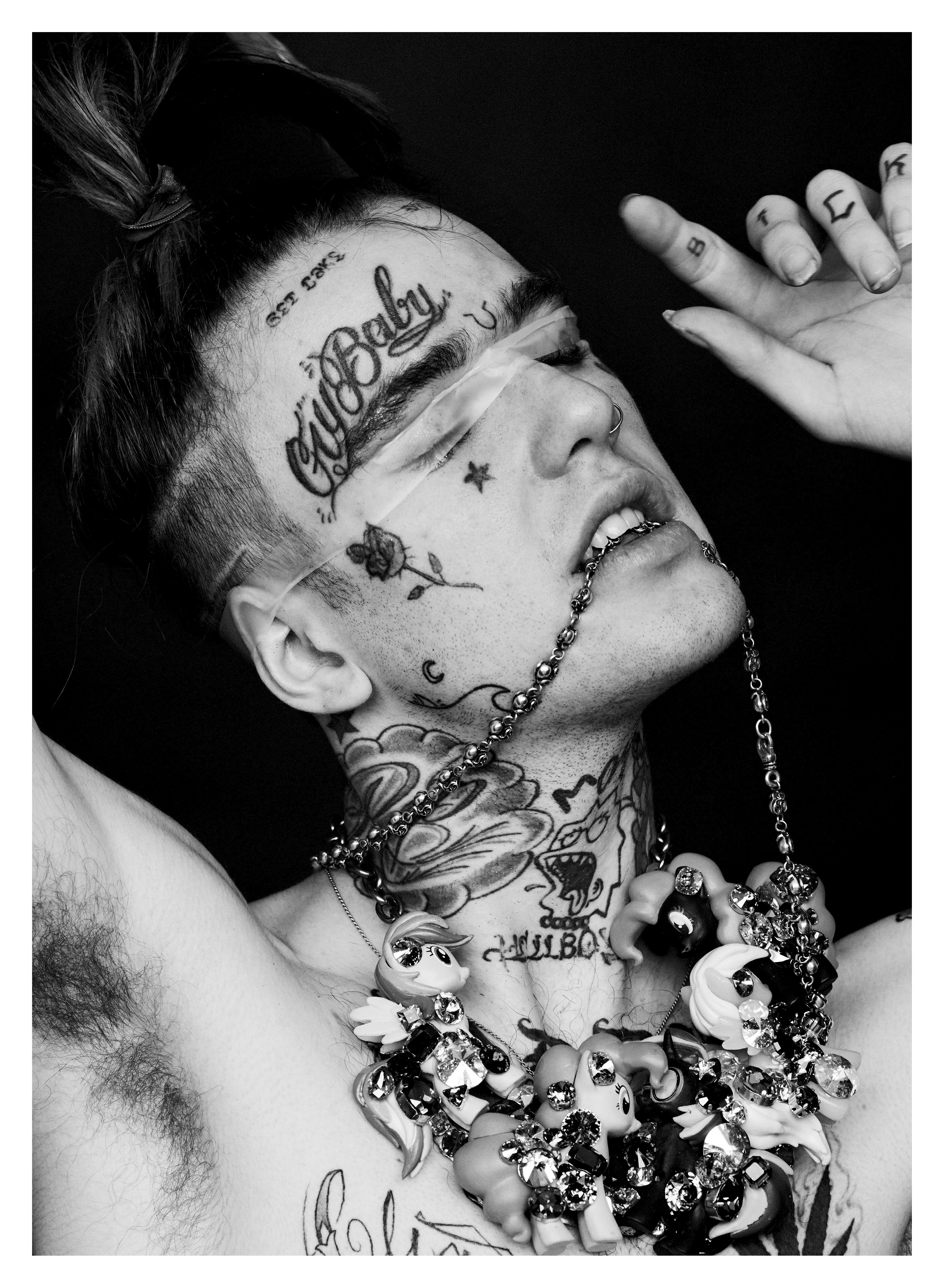 Глубокий чёрно-белый портрет Lil Peep - 1