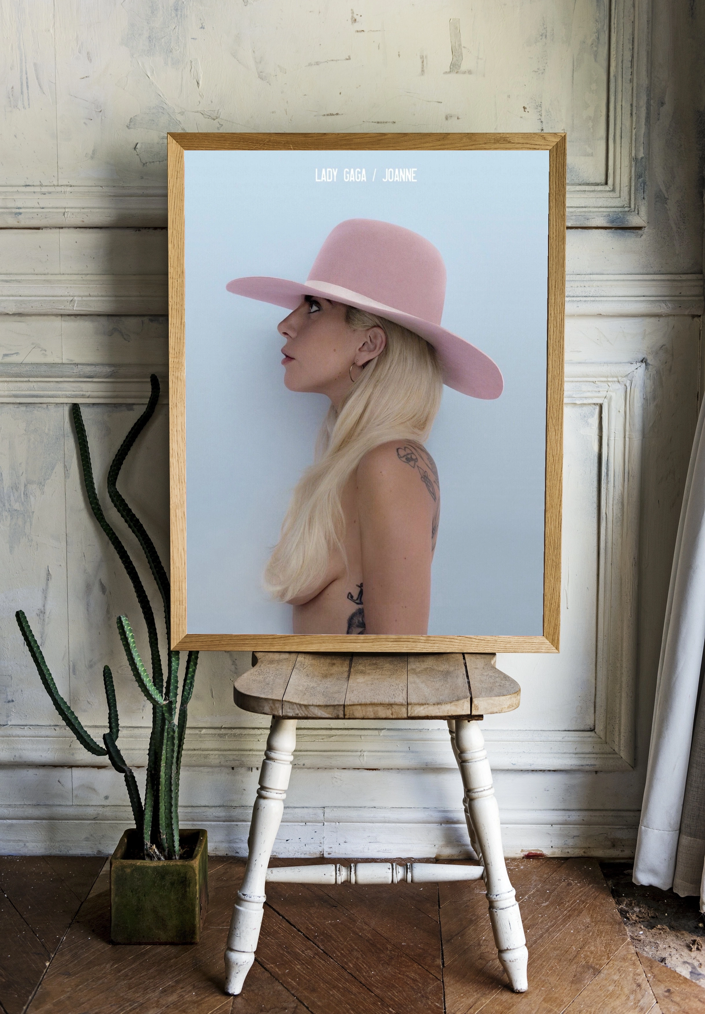 Lady Gaga в розовой шляпе - 2