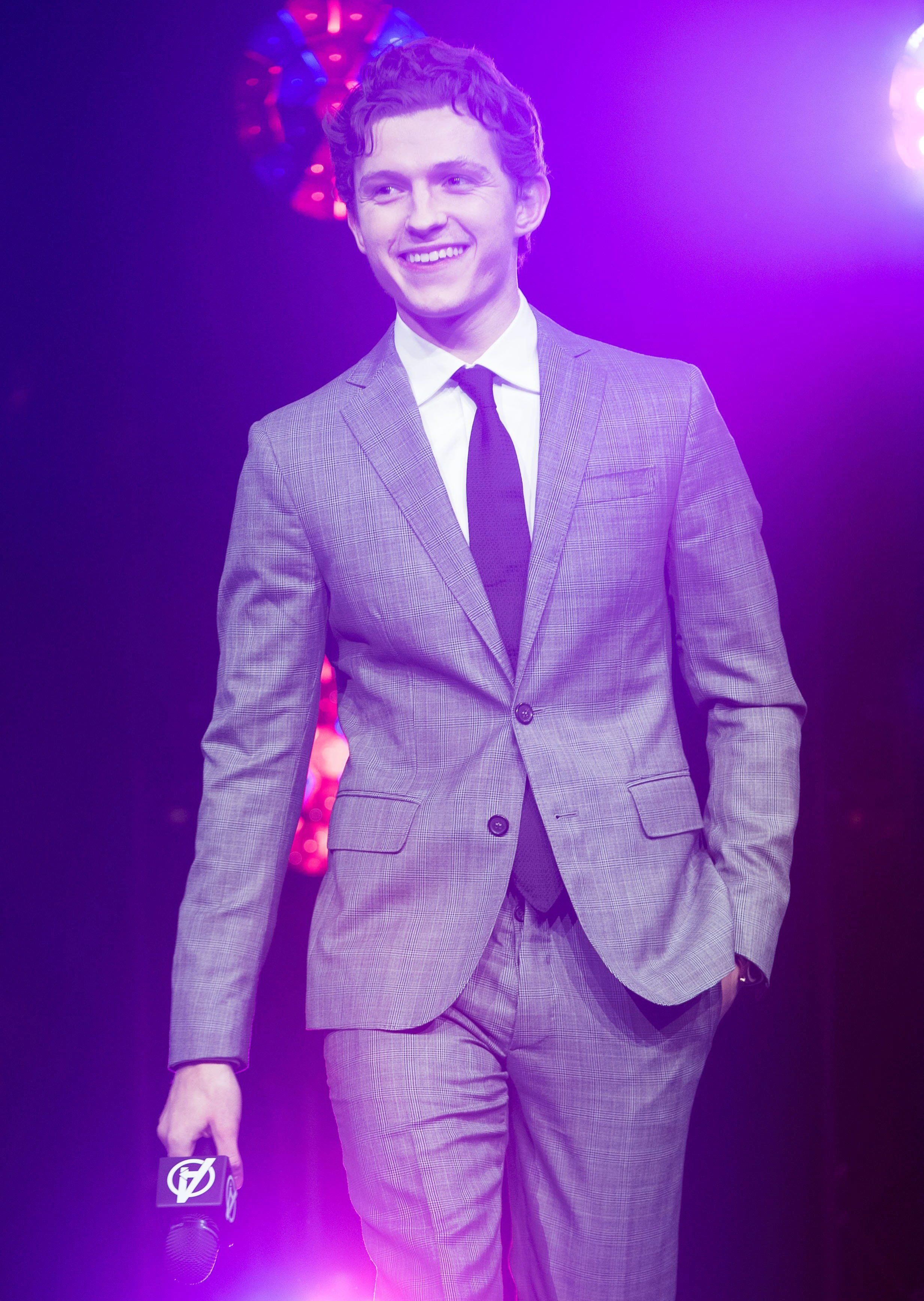 Том Холланд в элегантном стиле - 1