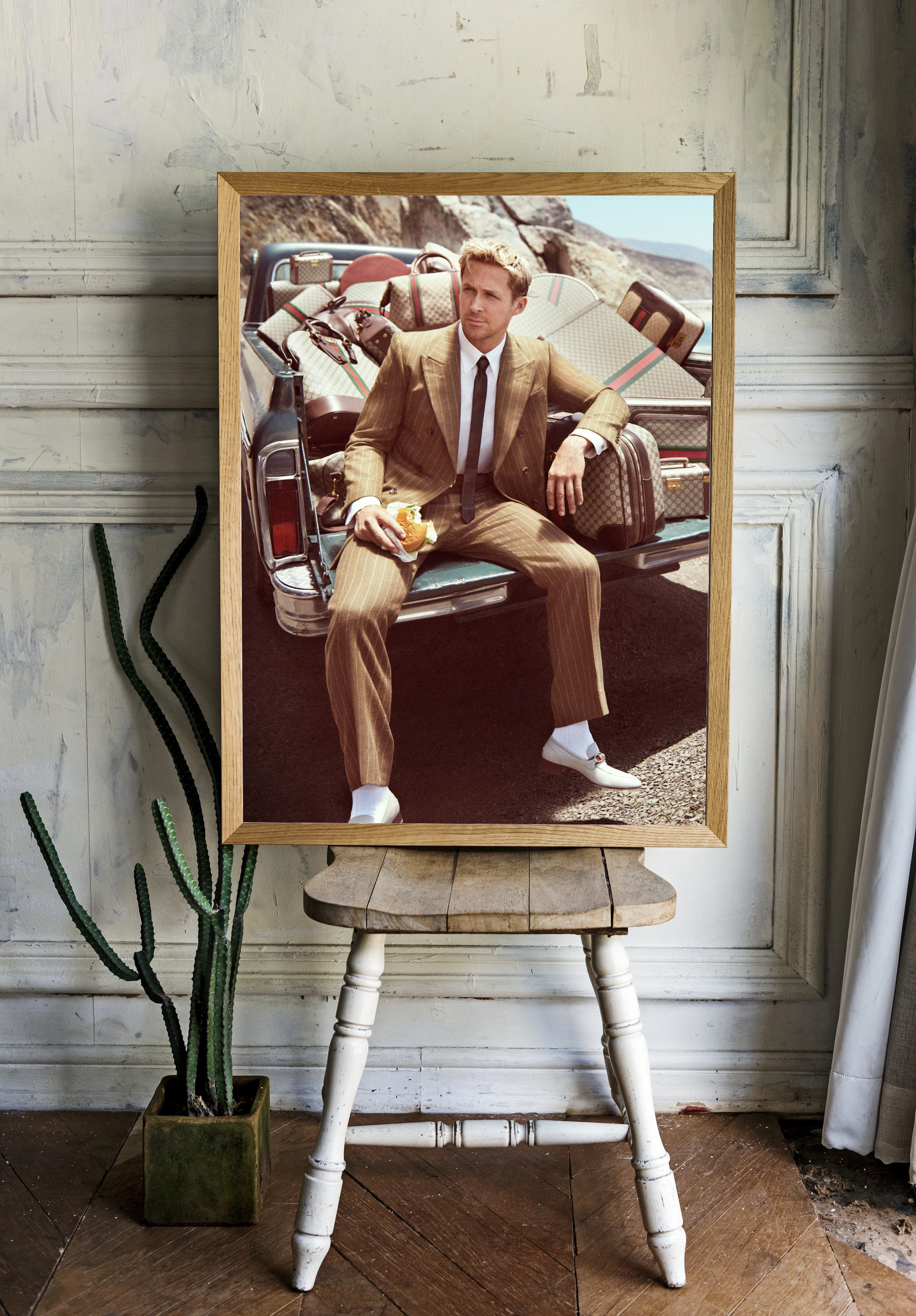 Райан Гослинг на фоне роскошного багажа - 2