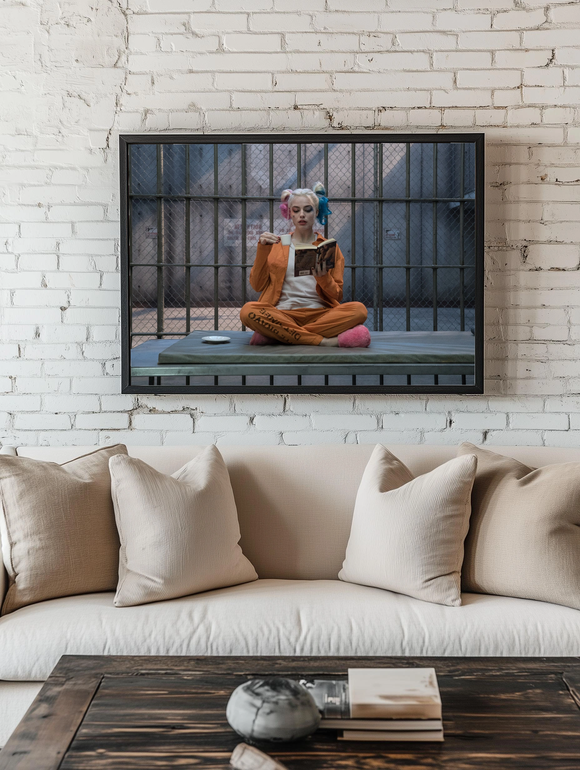 Харли Квинн с книгой - 2