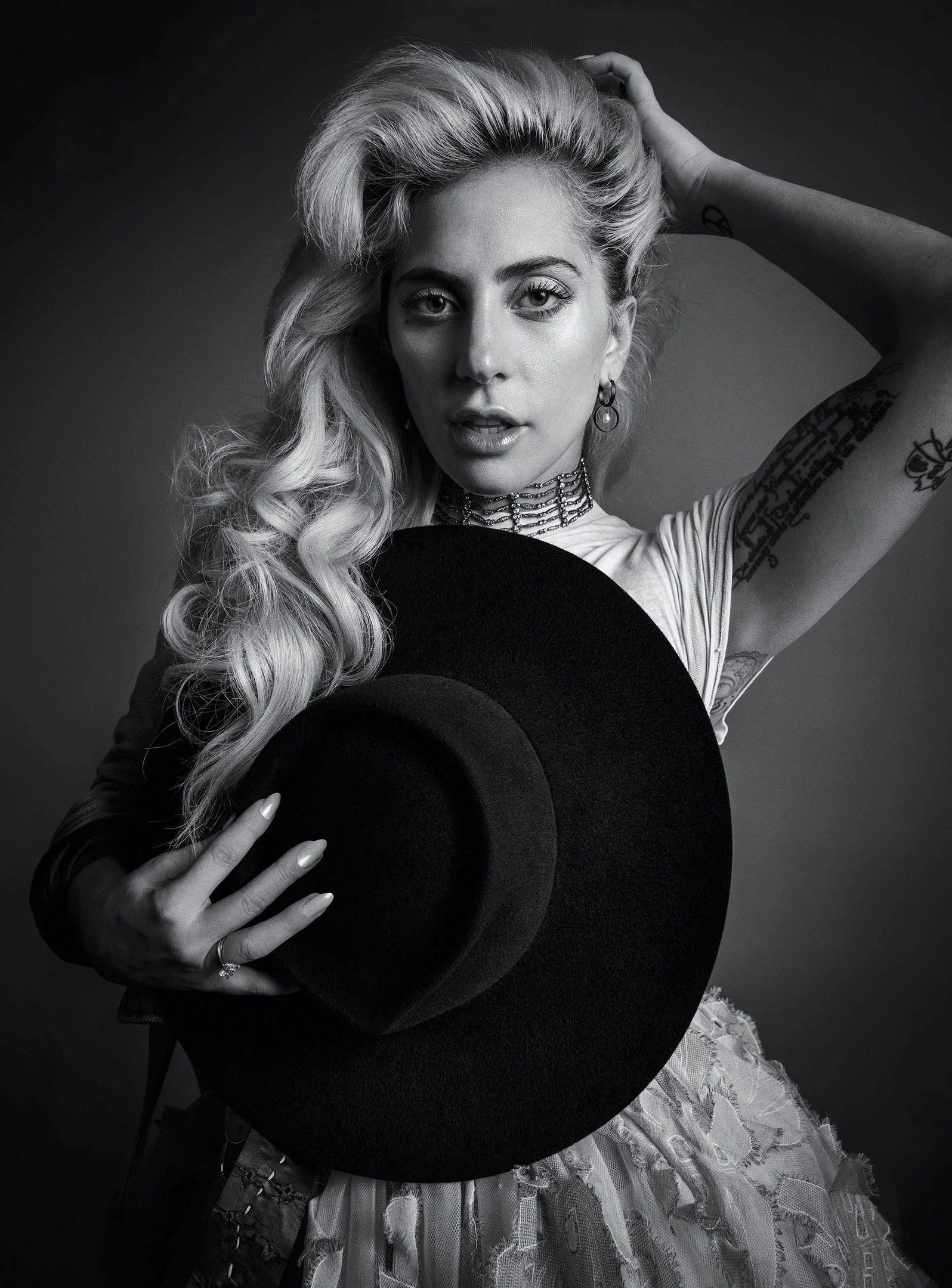 Портрет Lady Gaga в чёрно-белом стиле - 1