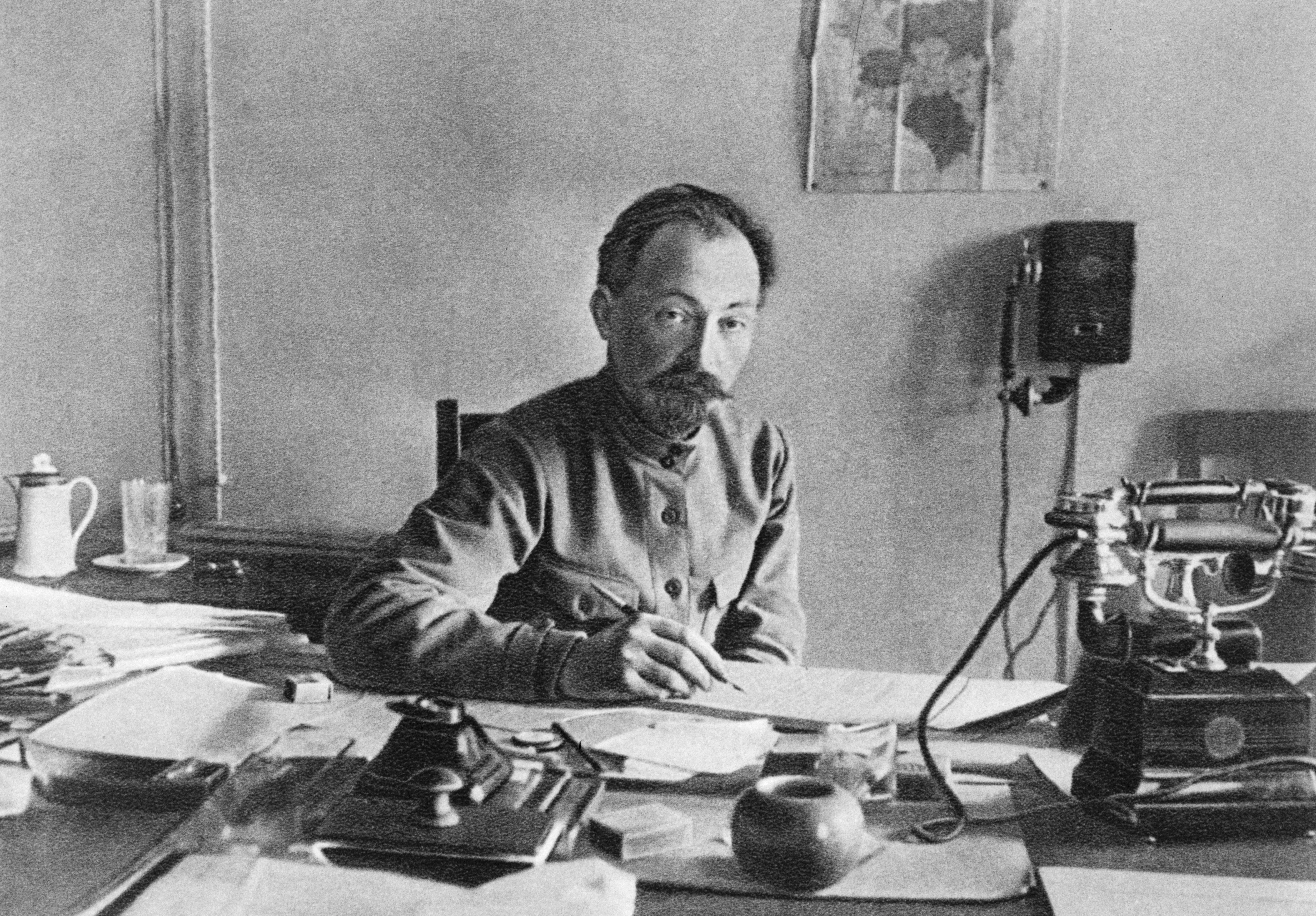 Феликс Эдмундович Дзержинский — Исторический момент в офисе - 1
