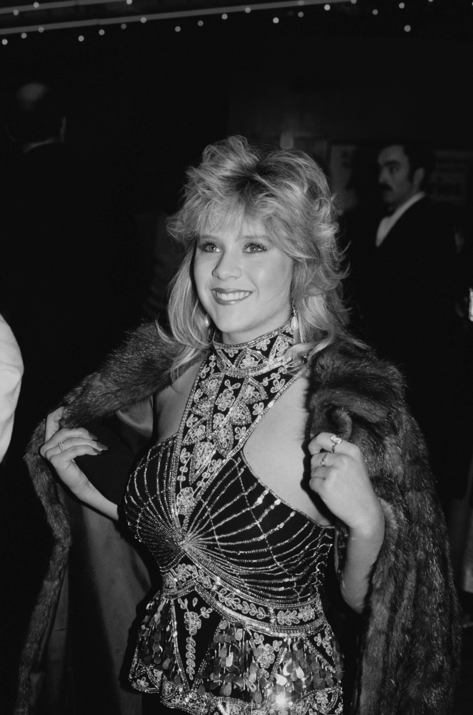 Саманта Фокс в вечернем платье - 1