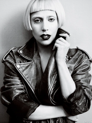 Lady Gaga в кожаной куртке - 1