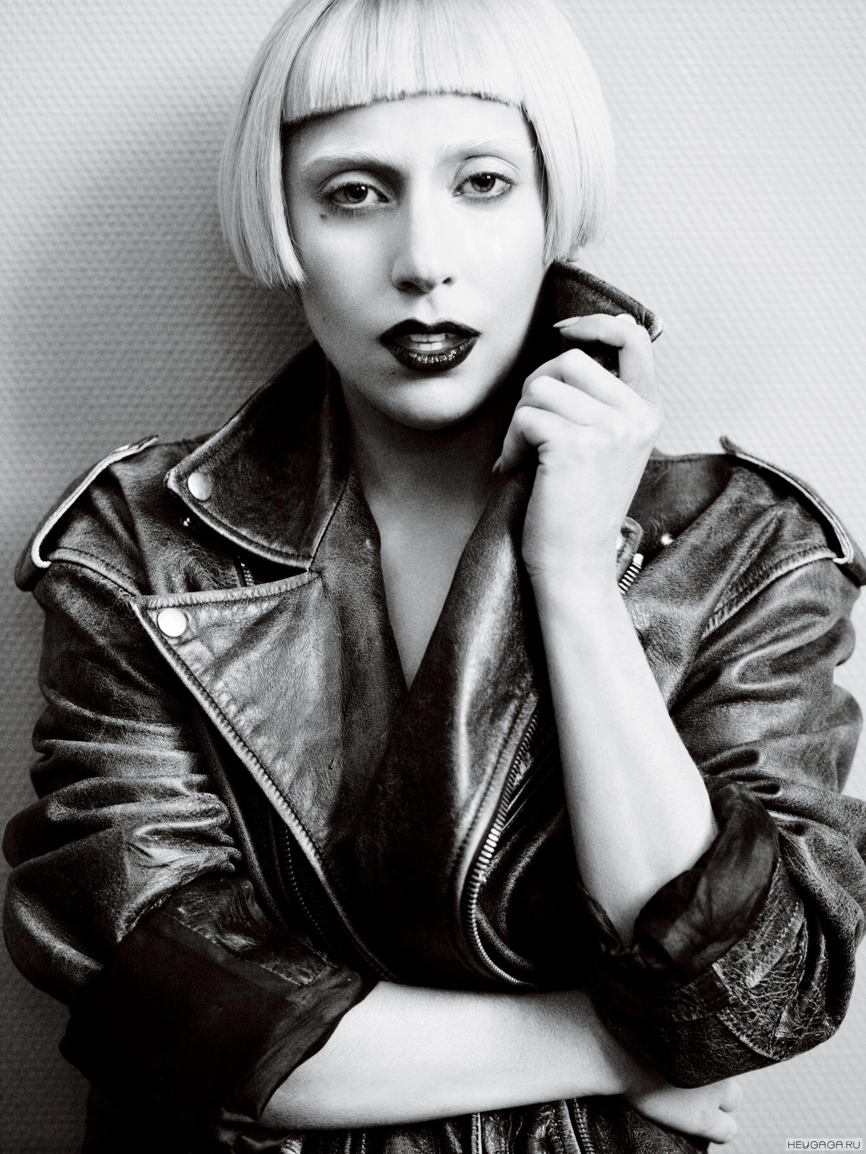 Lady Gaga в кожаной куртке - 1