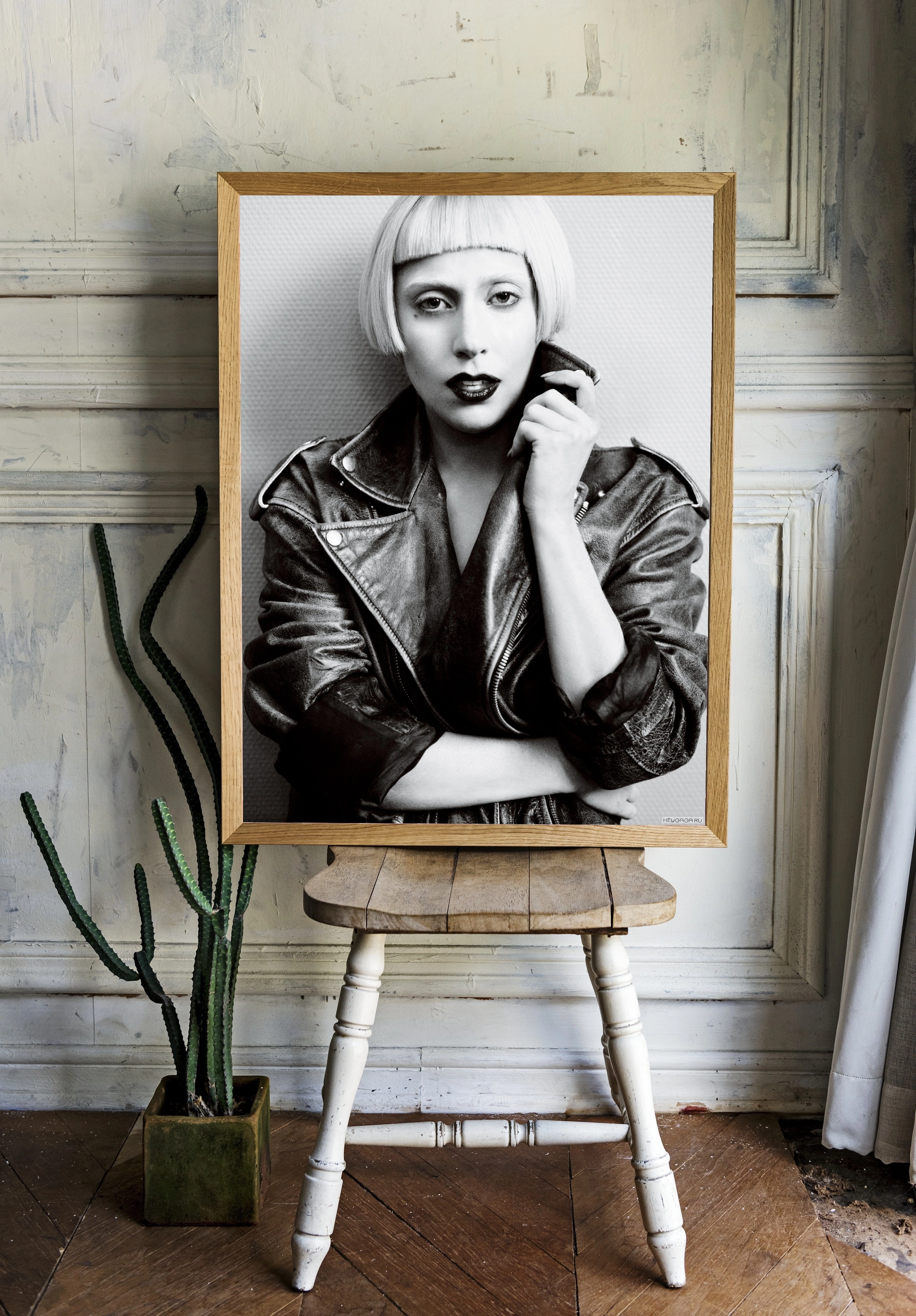 Lady Gaga в кожаной куртке - 2