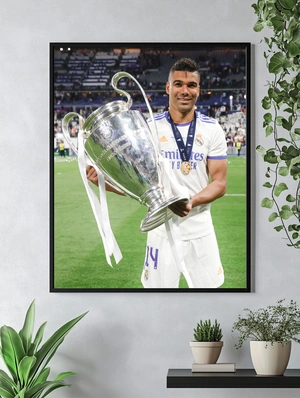 Каземиро с кубком Лиги чемпионов - 4