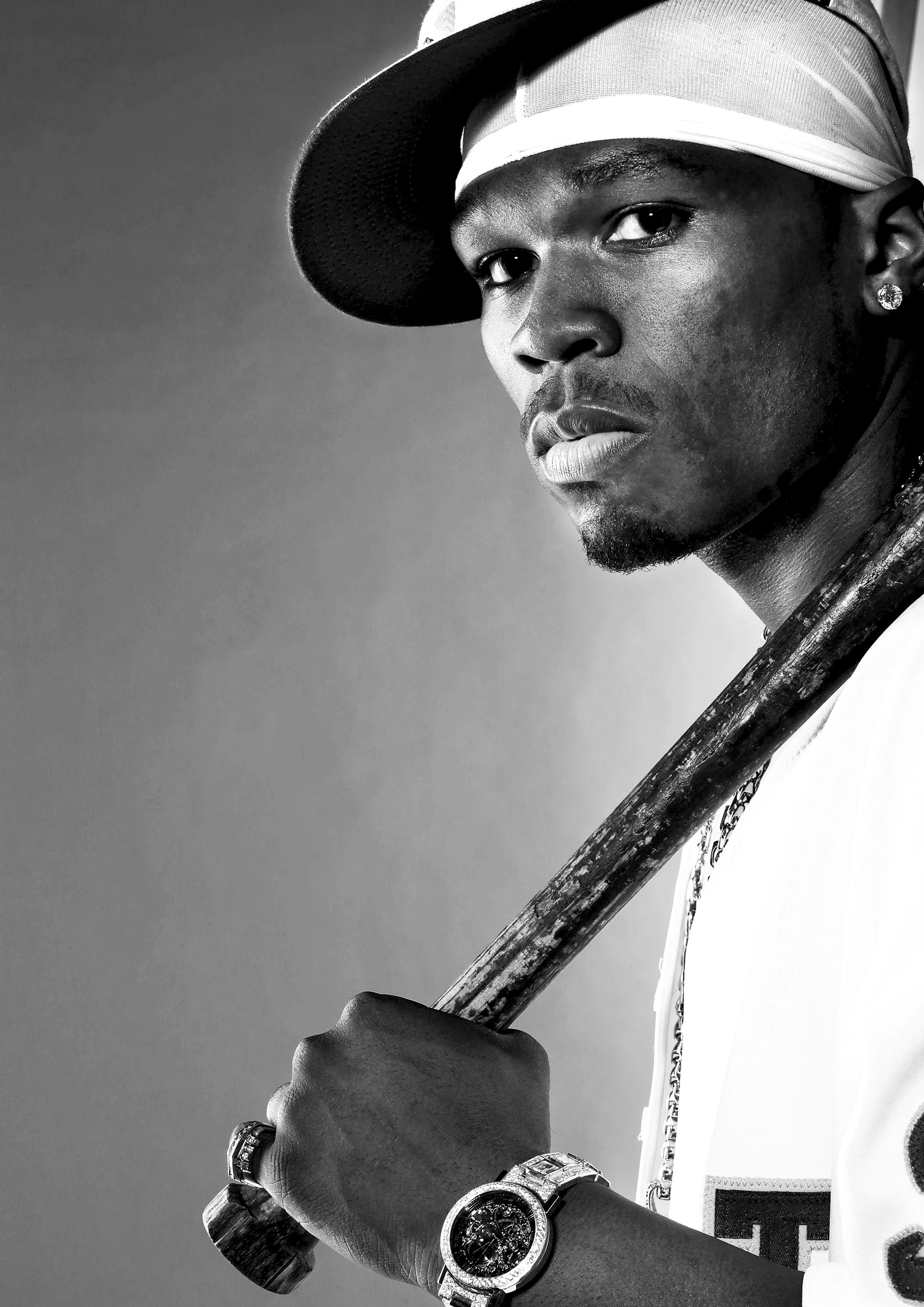 50 Cent — Чёрно-белый портрет с бейсбольной битой - 1