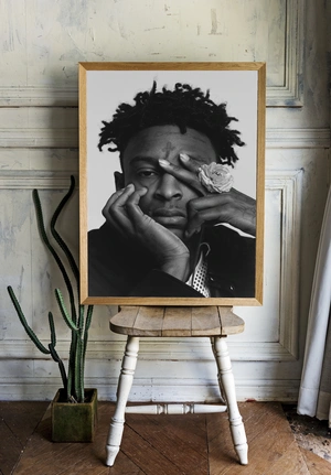 Черно-белый портрет 21 Savage с цветком - 2