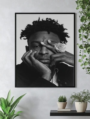 Черно-белый портрет 21 Savage с цветком - 4