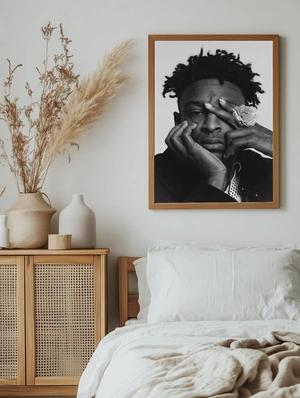 Черно-белый портрет 21 Savage с цветком - 5