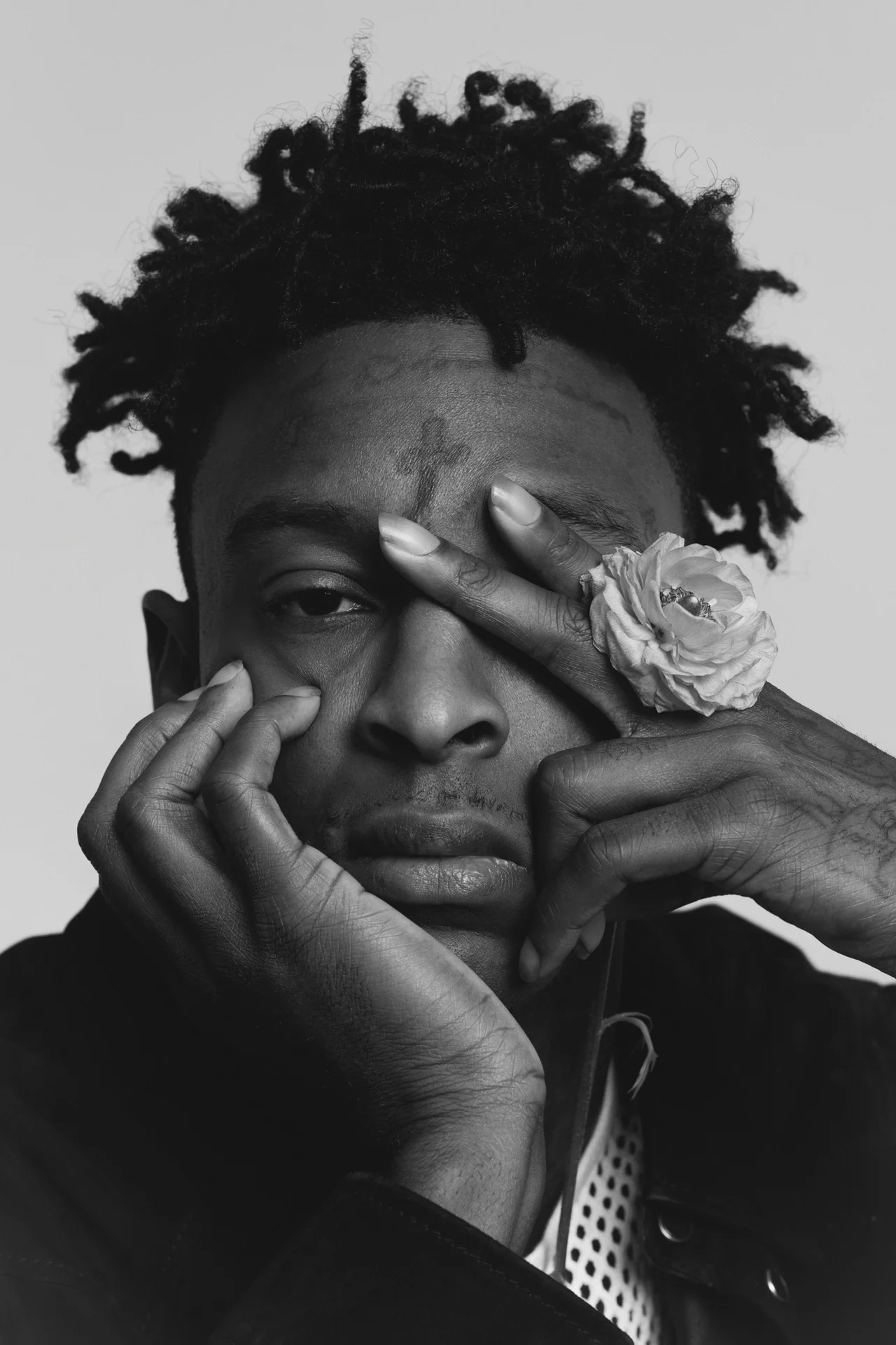 Черно-белый портрет 21 Savage с цветком - 1