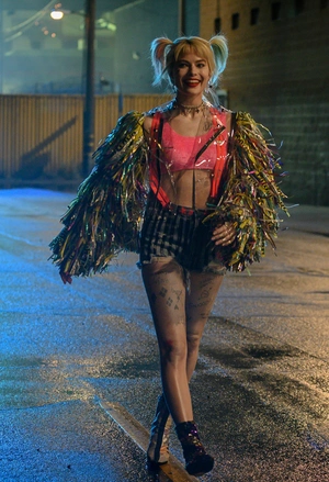 Харли Квинн в неоновых огнях ночного города - 1