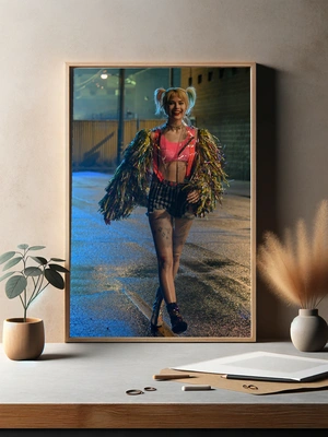 Харли Квинн в неоновых огнях ночного города - 3