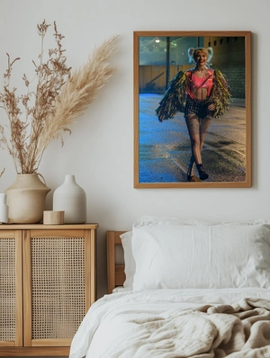 Харли Квинн в неоновых огнях ночного города - 5