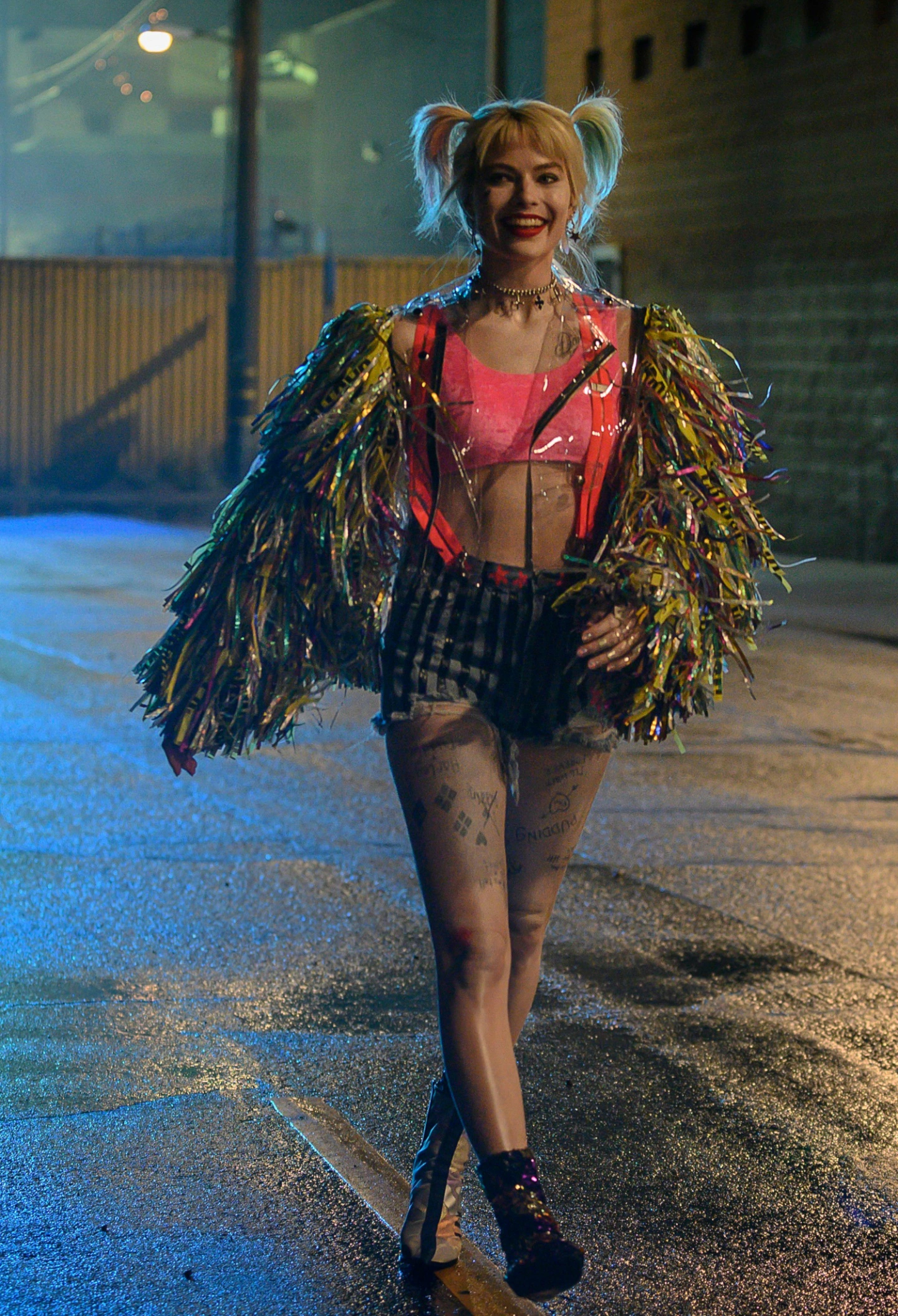 Харли Квинн в неоновых огнях ночного города - 1