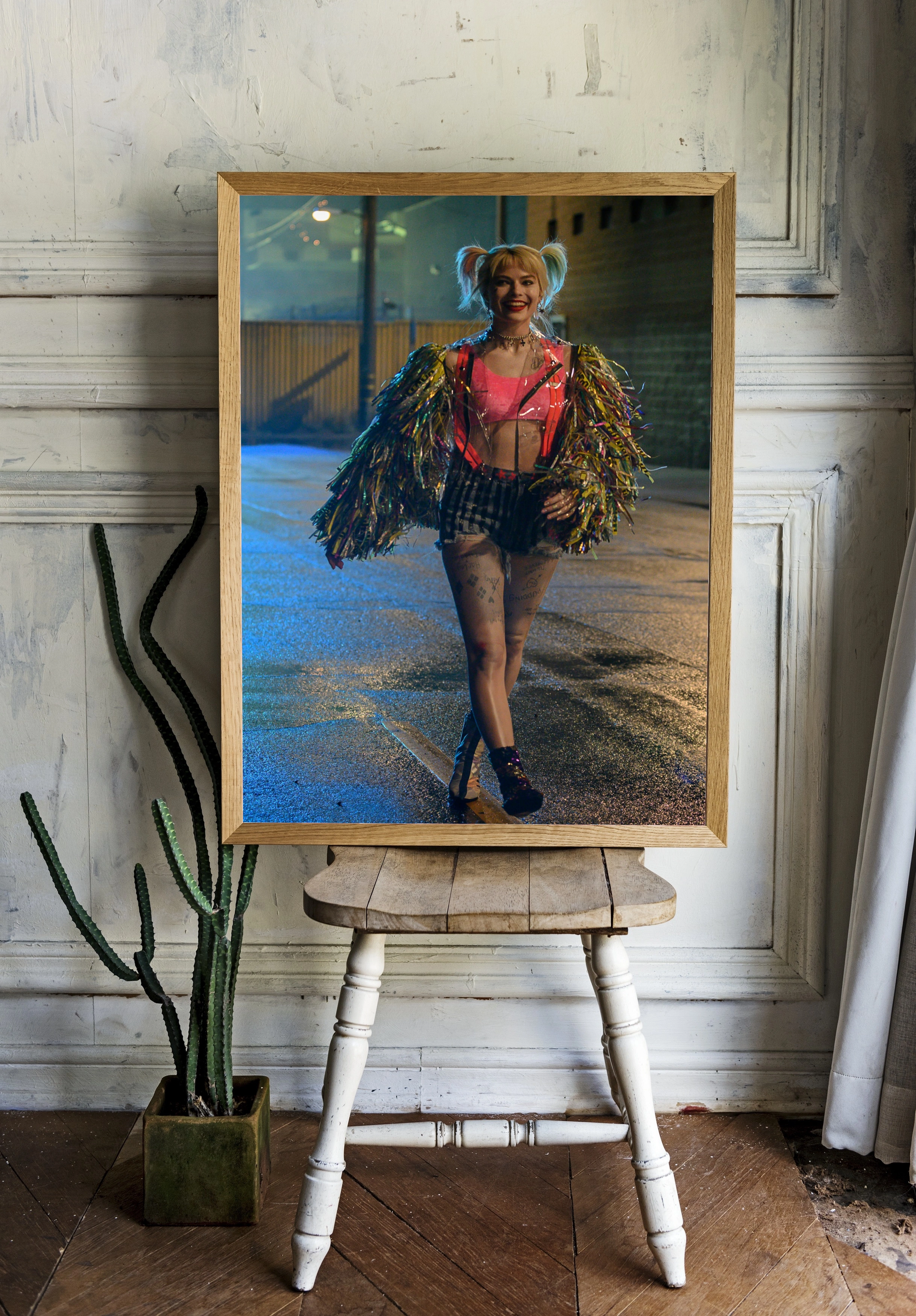 Харли Квинн в неоновых огнях ночного города - 2