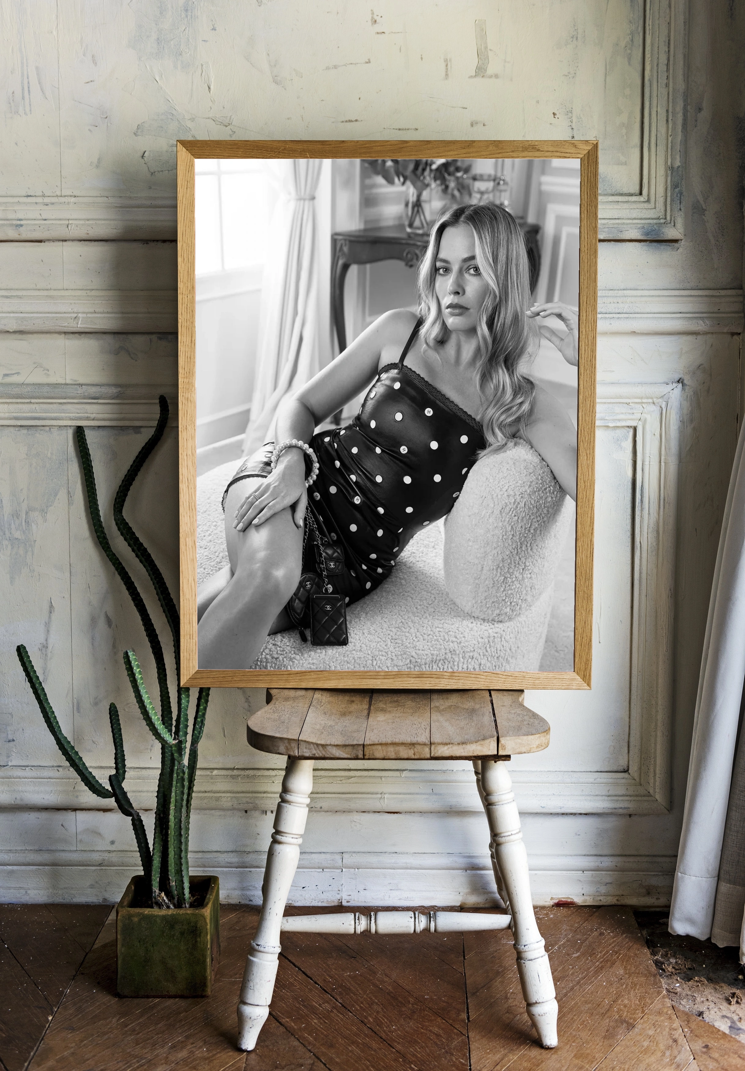 Марго Робби в интерьере - 2