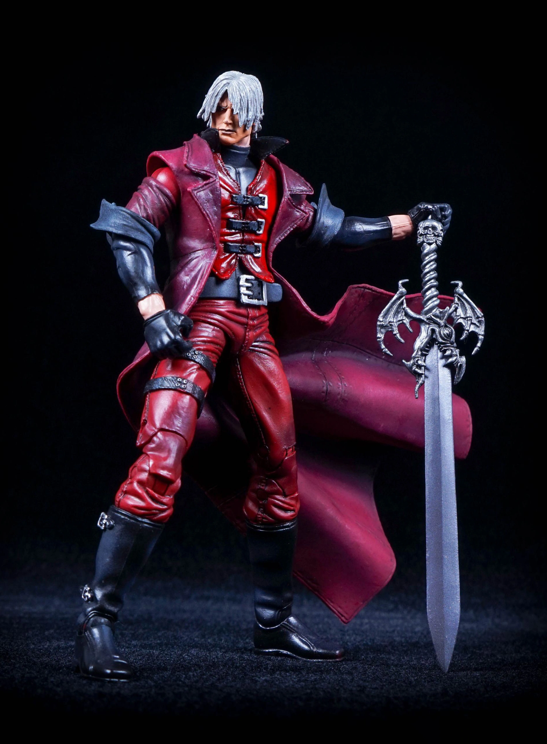 Devil May Cry — Данте с мечом в красном образе - 1