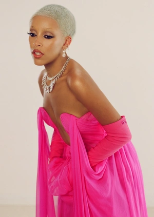 Doja Cat в ярком розовом стиле - 1