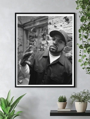 Ice Cube — Чёрно-белое фото у кирпичной стены - 4