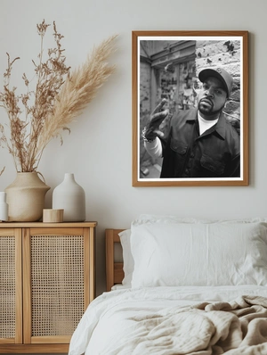 Ice Cube — Чёрно-белое фото у кирпичной стены - 5