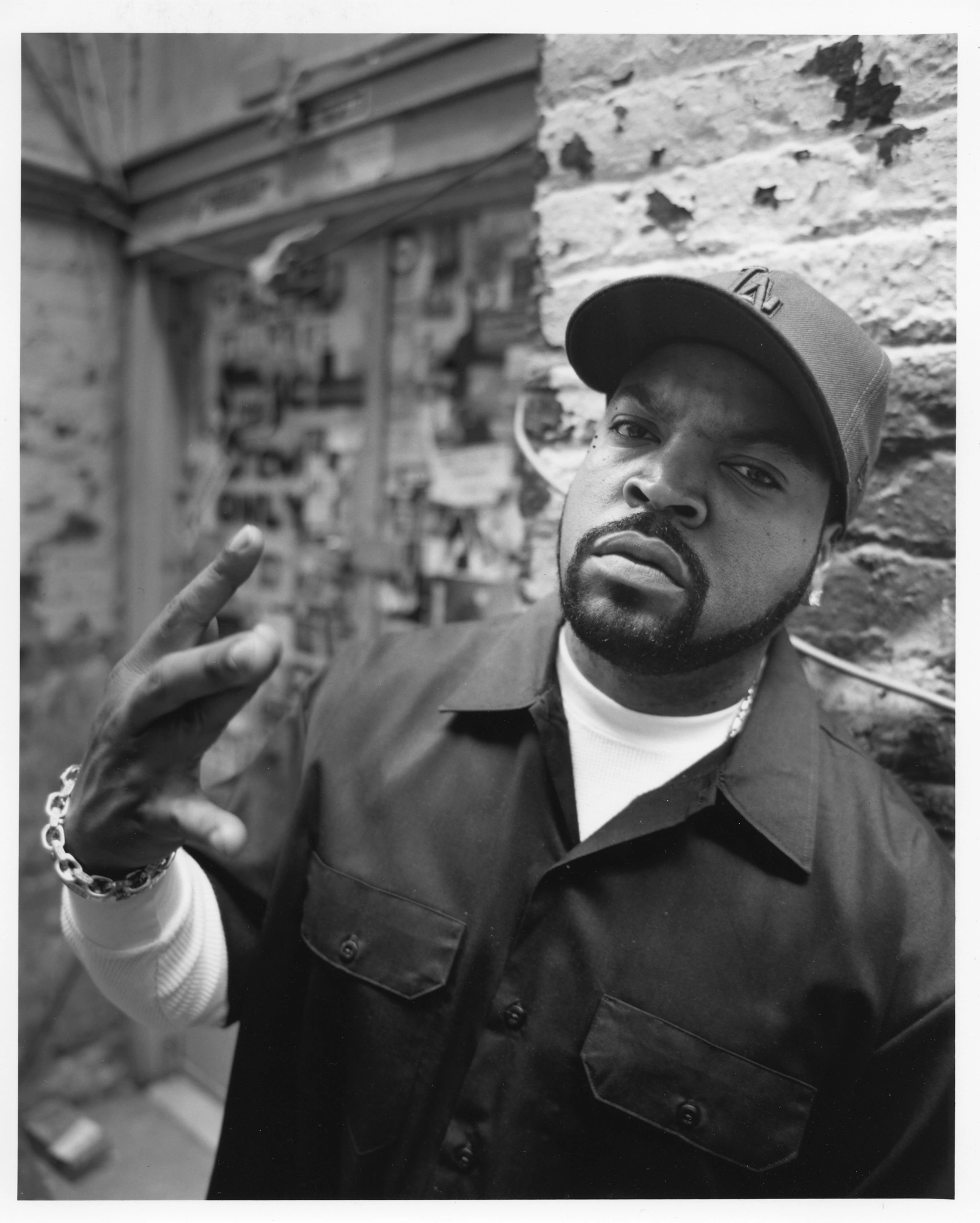 Ice Cube — Чёрно-белое фото у кирпичной стены - 1