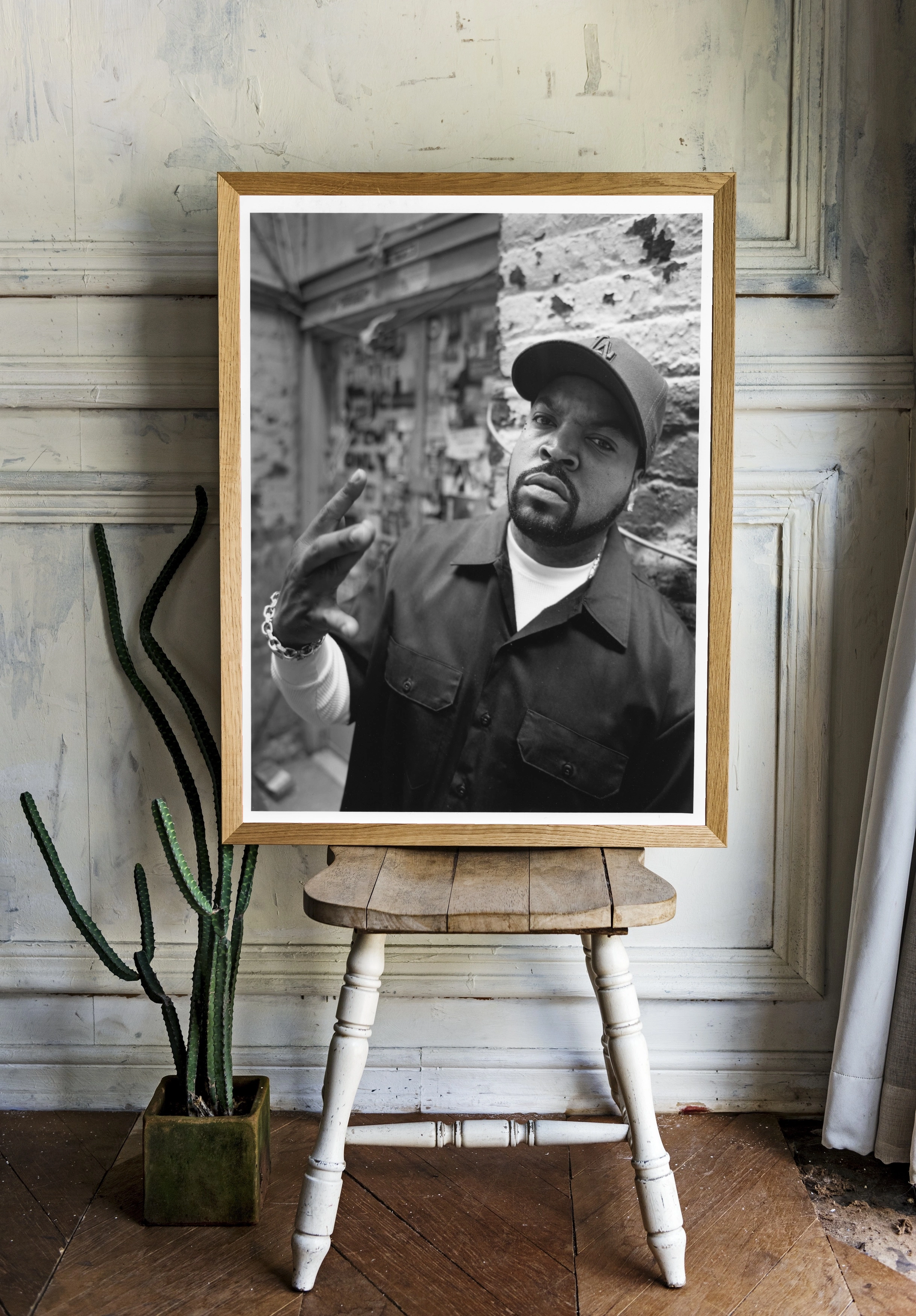 Ice Cube — Чёрно-белое фото у кирпичной стены - 2