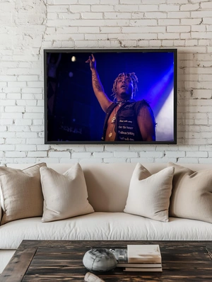 Juice WRLD на сцене в сиянии света - 2