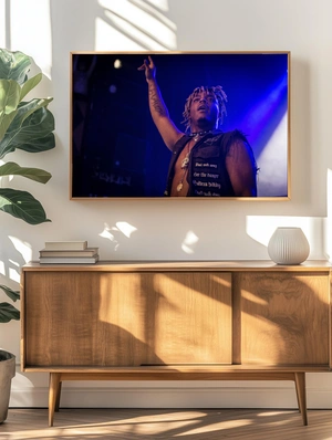 Juice WRLD на сцене в сиянии света - 4