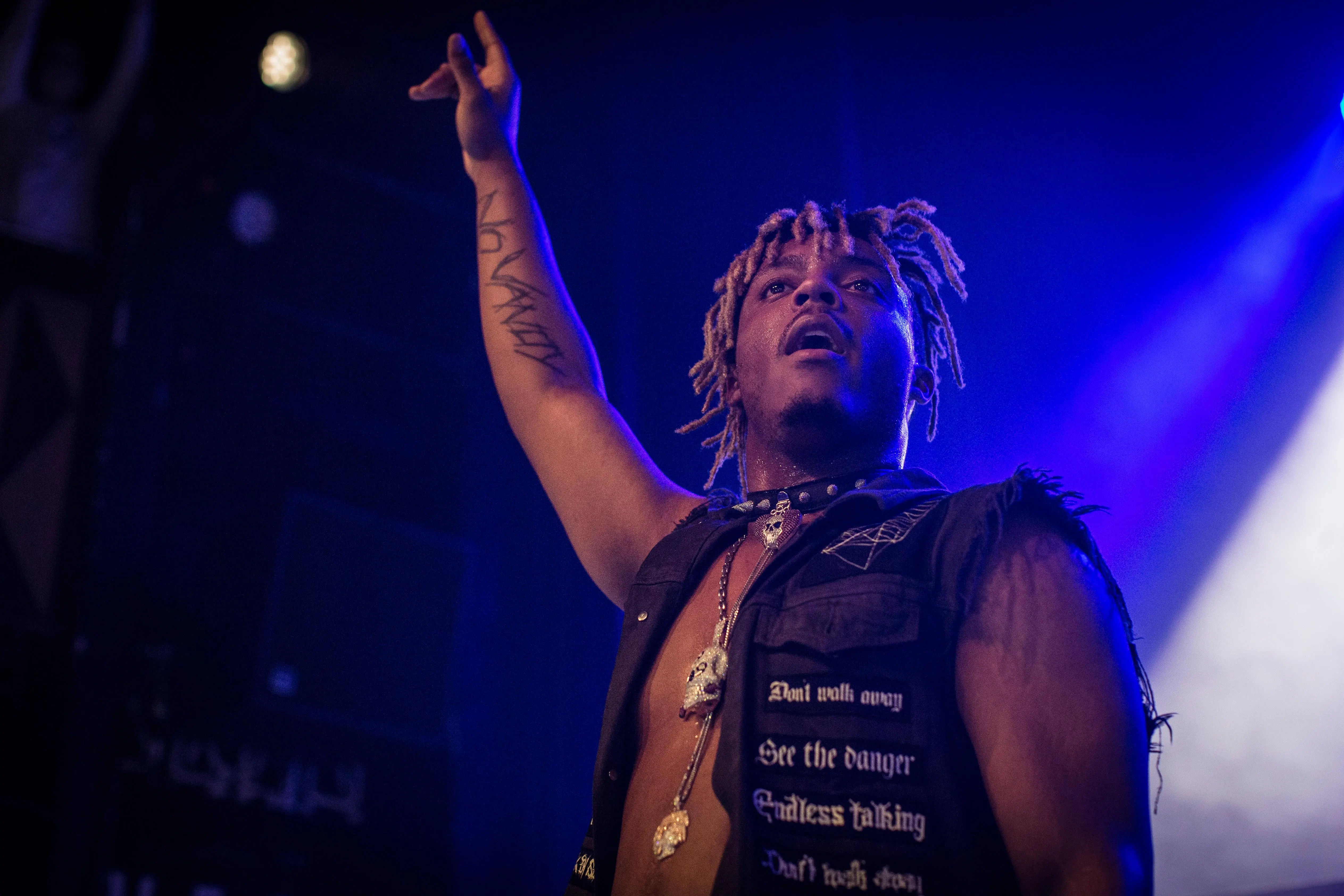 Juice WRLD на сцене в сиянии света - 1