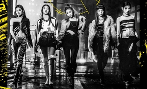 Группа ITZY в монохроме с желтым акцентом - 1