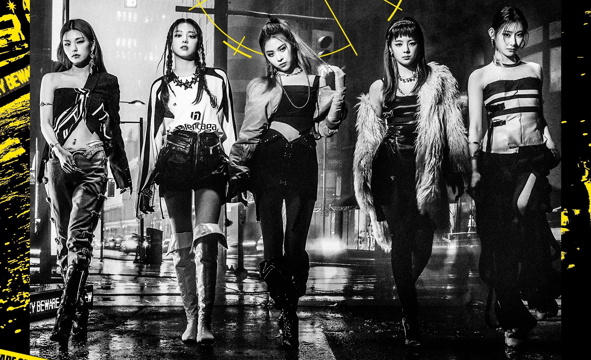 Группа ITZY в монохроме с желтым акцентом - 1