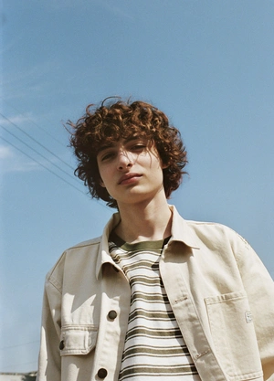 Финн Вулфард на фоне неба - 1