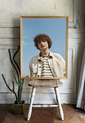 Финн Вулфард на фоне неба - 2