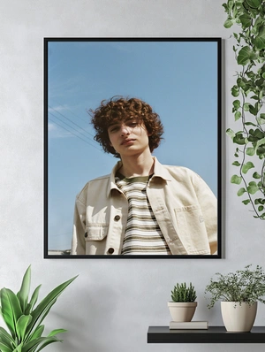 Финн Вулфард на фоне неба - 4