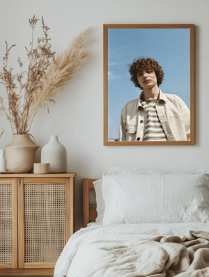 Финн Вулфард на фоне неба - 5