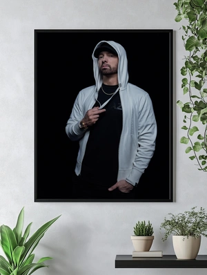 Eminem в белом капюшоне на черном фоне - 4