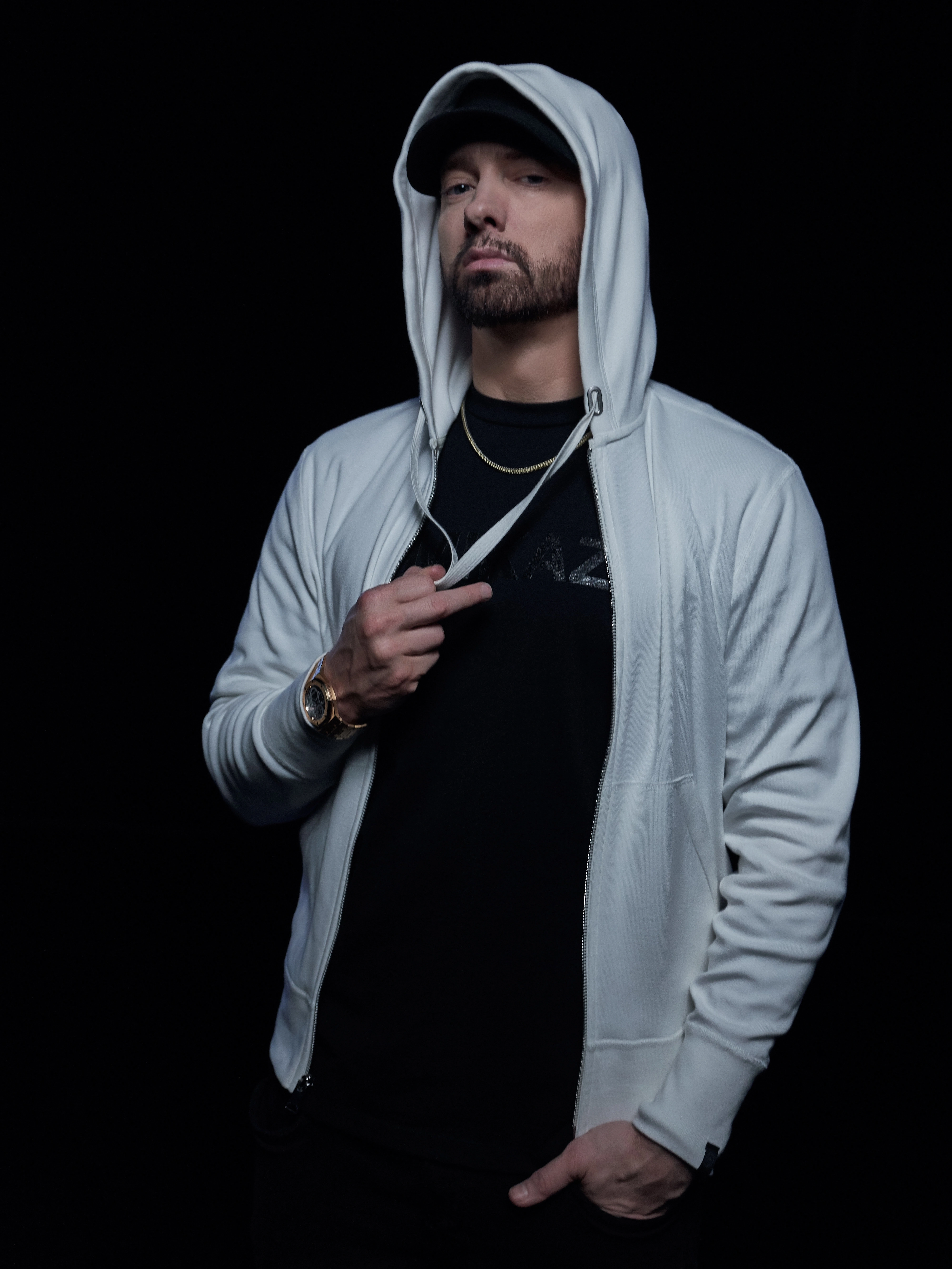 Eminem в белом капюшоне на черном фоне - 1