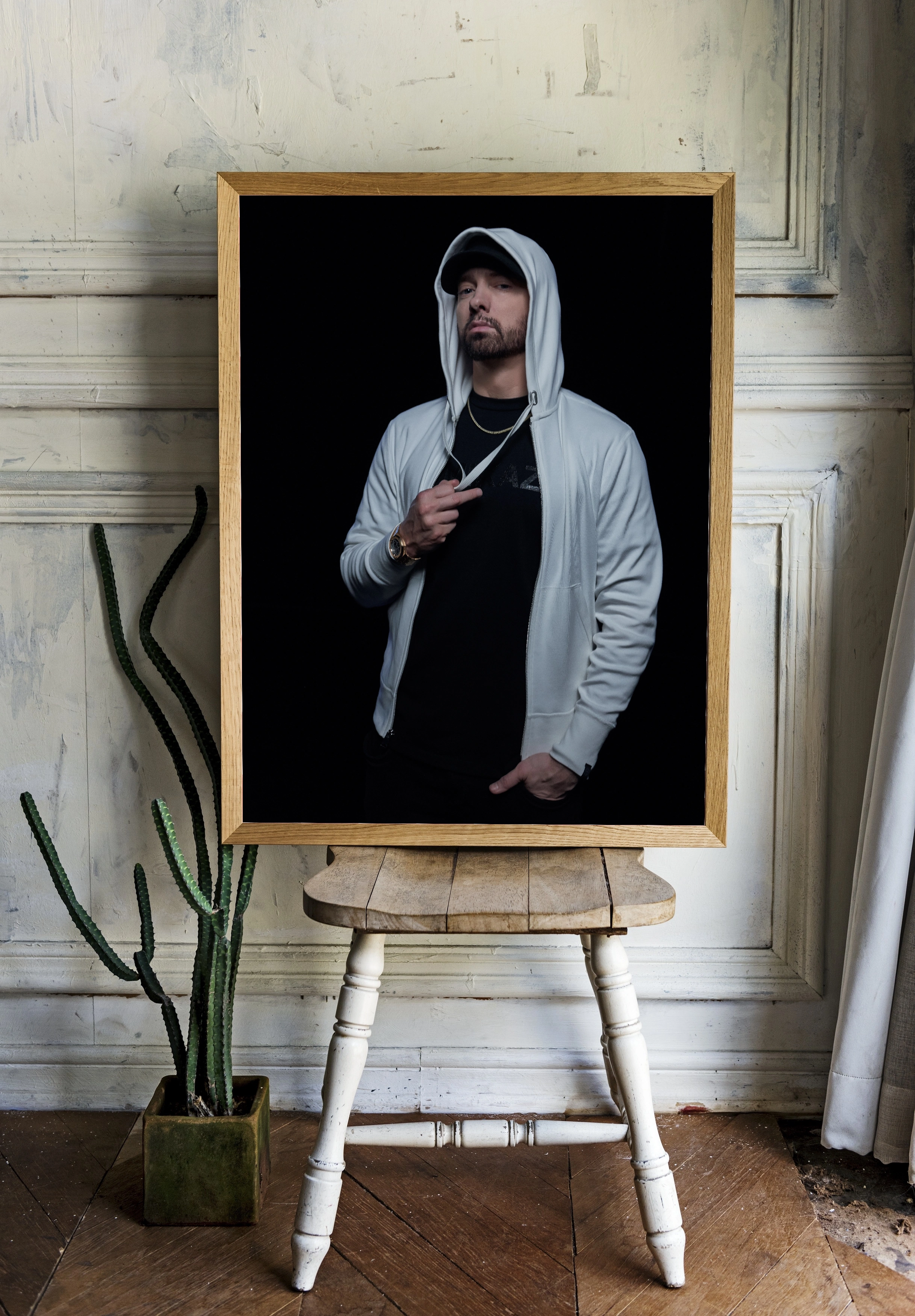 Eminem в белом капюшоне на черном фоне - 2