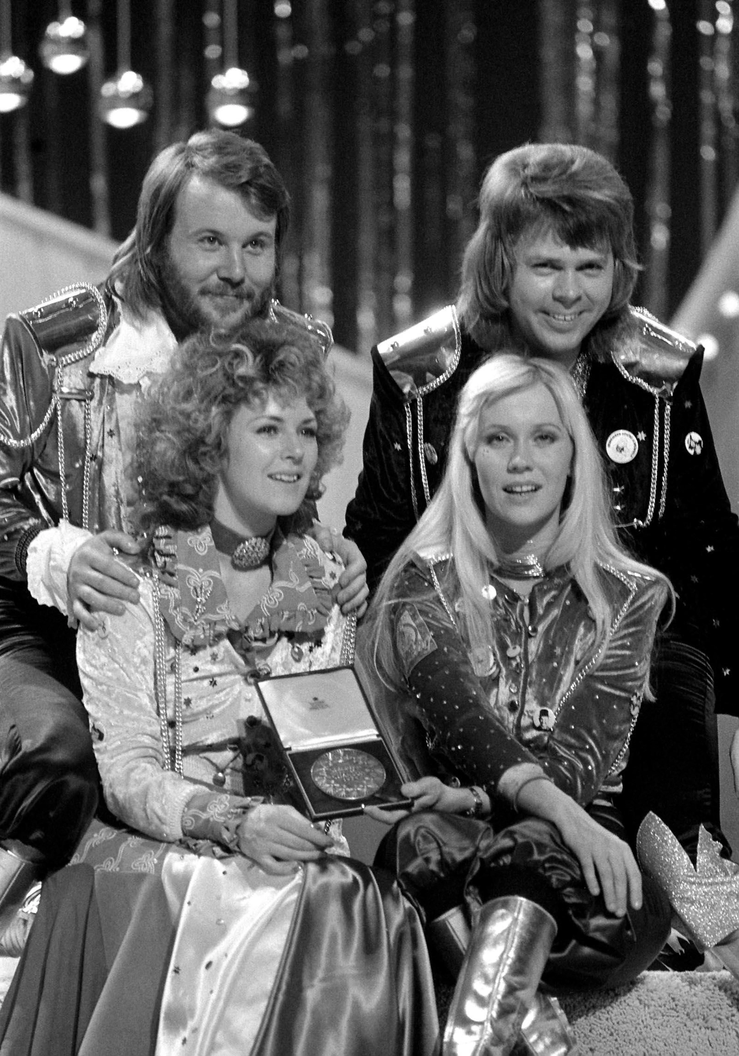 ABBA в блестящих костюмах - 1
