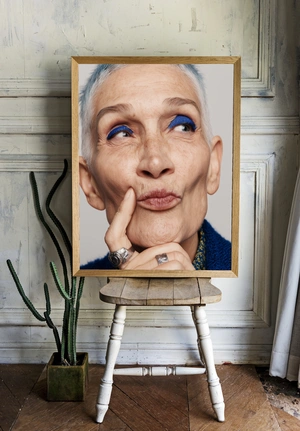 Элегантная женщина с ярким макияжем - 2